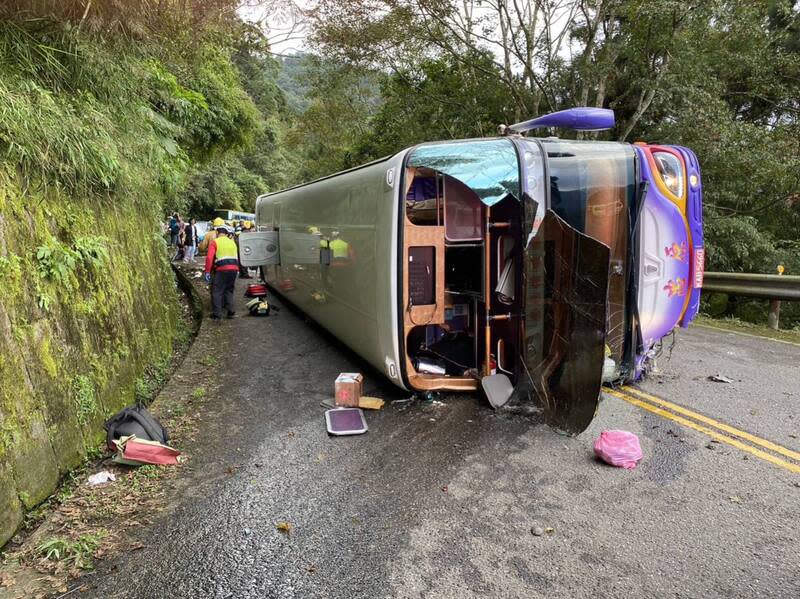 宜蘭太平山遊覽車5日翻車，釀1死38傷。檢方6日勘驗後初步質疑，遊覽車在事發前疑有失速情況。（中央社／讀者提供） 