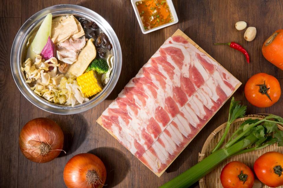 肉大人精選各國高級肉品，此為選用台南「延齡堂」酸白菜的「酸白菜鍋」搭配「櫻桃鴨腿肉」。（500元／套餐）