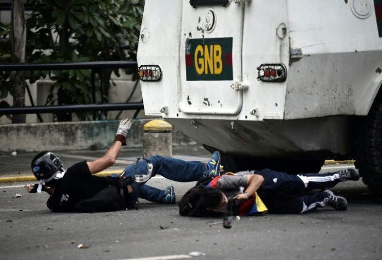 Dos jóvenes venezolanos son arrollados por un tanque de la Guardia Nacional en las protestas de Venezuela (AFP)