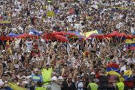 La gente comienza a llenar el concierto de Venezuela Aid Live en el lado colombiano del Puente Internacional Tienditas en las afueras de Cúcuta, Colombia, en la frontera con Venezuela, el viernes 22 de febrero de 2019. (AP Foto / Fernando Vergara)