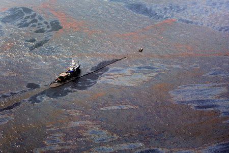 Un barco cruza aguas del Golfo de México contaminadas con petróleo vertido de la plataforma Deepwater Horizon en 2010. (Reuters)