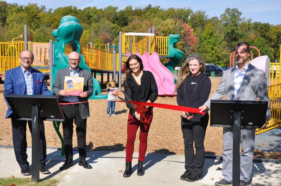 Abigail Jenkins of Stark County Health Department opens Story Walk at Alliance's Butler-Rodman Park. Pictured also: Alliance Mayor Andy Grove, Rodman Public Library Director Eric Taggart, Parks Director Kim Cox & Alliance Area Chamber of Commerce President Rick Baxter.