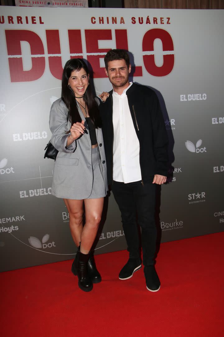 Cande Molfese y Gastón Soffritti también dijeron presente. Mientras ella eligió un traje con mini en gris, el actor apostó por un atuendo casual en blanco y negro