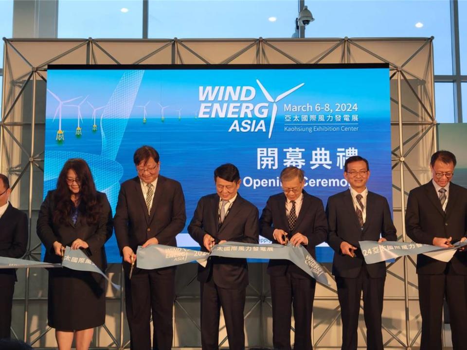 2024亞太國際風力發電展6日上午由高雄海洋局長黃登福（右二起）、中鋼總經理王鍚欽、安益集團總裁涂建國、經濟部能源署長游振偉等人剪綵揭幕。圖／顏瑞田