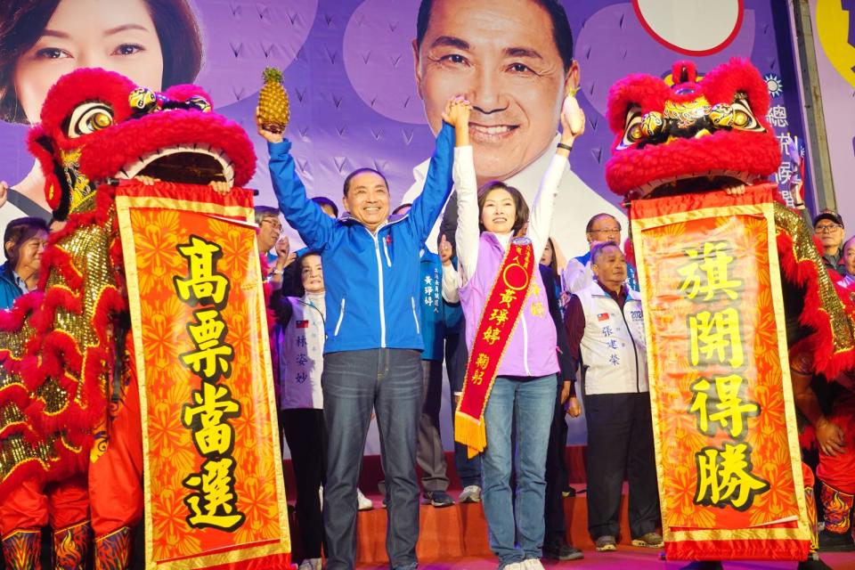 侯友宜12月1日到宜蘭輔選，他與<a class="link " href="https://tw.news.yahoo.com/tag/黃琤婷" data-i13n="sec:content-canvas;subsec:anchor_text;elm:context_link" data-ylk="slk:黃琤婷;sec:content-canvas;subsec:anchor_text;elm:context_link;itc:0">黃琤婷</a>高舉象徵「旺來」的鳳梨、及「好彩頭」的白蘿蔔。資料照片／林泊志攝