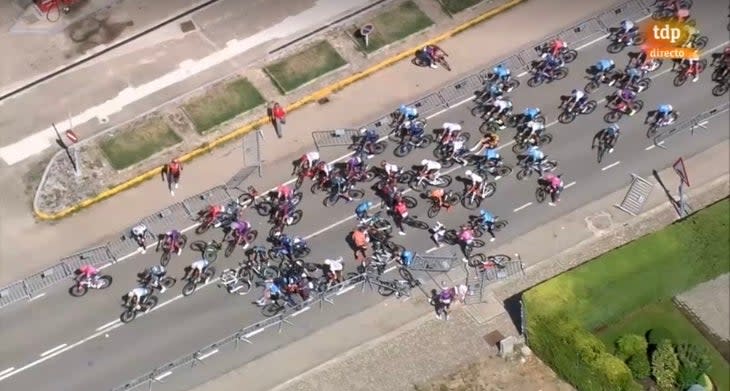 <span class="article__caption">A crash stopped the peloton cold within the final kilometer.</span> (Photo: RTVE)