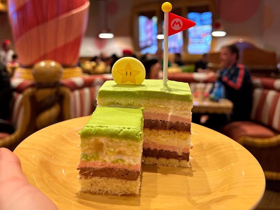 Photo of the Mt. Beanpole Cake at Super Nintendo World.