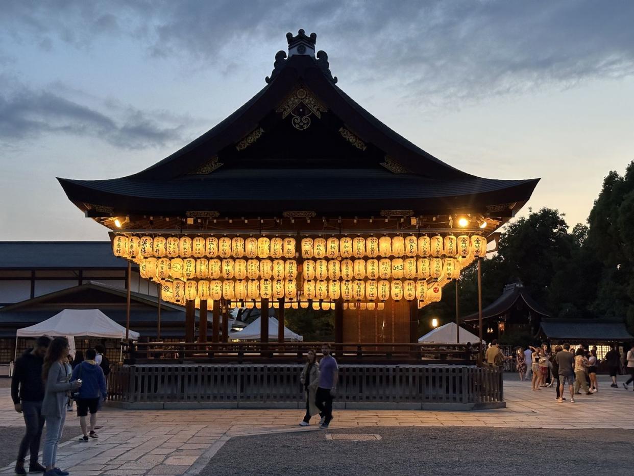 yasaka shrine kyoto evening