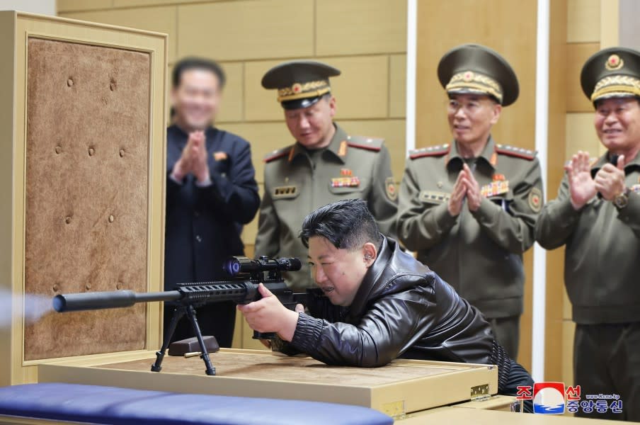 北韓領導人金正恩視察狙擊武器和火箭炮發射車的工廠。翻攝朝中社