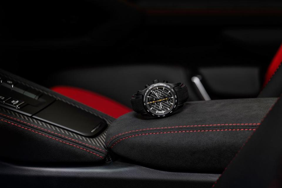Porsche Design特別為 718 Spyder RS 車主手工打造了專屬腕錶，可供選配。(圖片提供：Porsche Taiwan)
