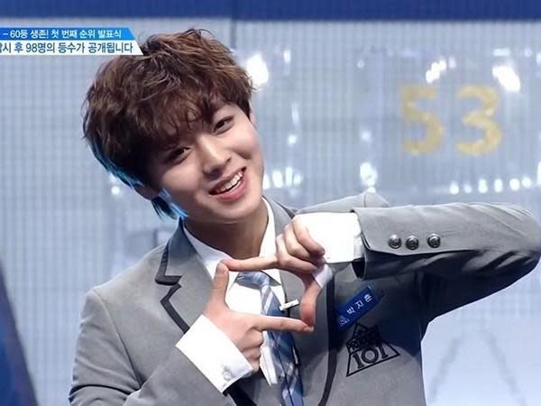 朴志訓曾在選秀綜藝《Produce 101》自創「收藏」手勢，可愛的形象擄獲許多粉絲的心。（網路圖片）