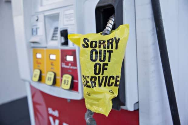 Gas stations all along the U.S. Eastern Seaboard have run of of gasoline this week because of the unexpected shutdown of a major pipeline. The possible closure of another oil pipeline between Ontario and Michigan later this week would only exacerbate that problem. (Bloomberg - image credit)