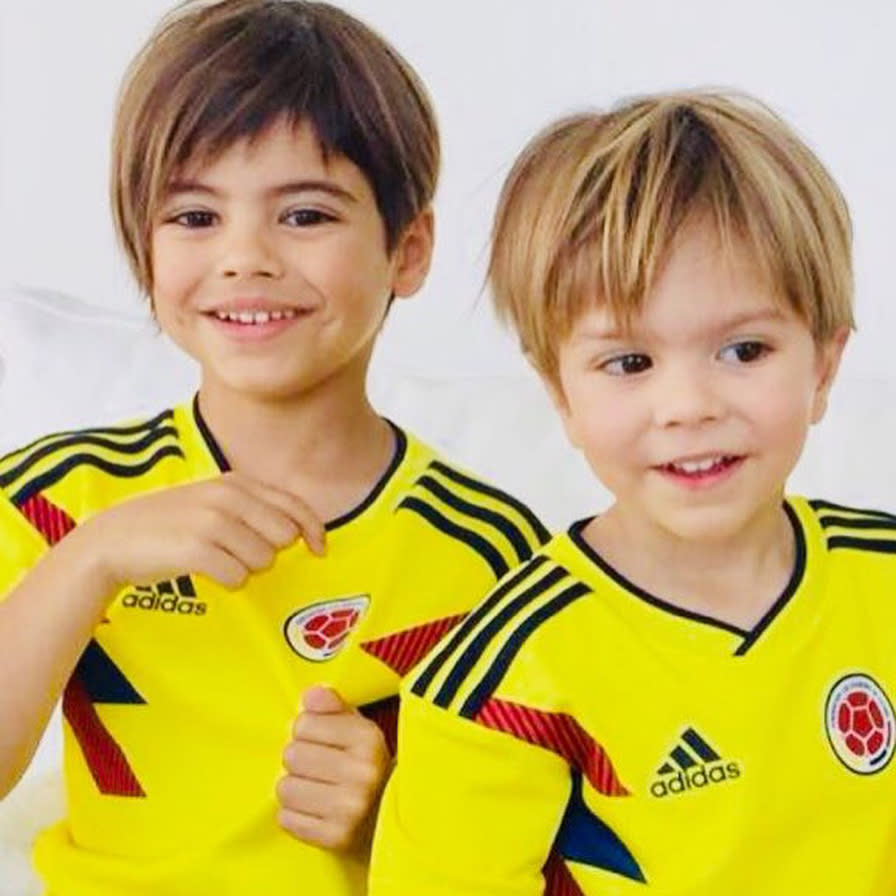 Milan y Sasha con la camiseta de Colombia. <a href="https://www.instagram.com/p/BkNLk9ZHXvq/?hl=en&taken-by=shakira" rel="nofollow noopener" target="_blank" data-ylk="slk:Foto: Shakira/Instagram;elm:context_link;itc:0;sec:content-canvas" class="link ">Foto: Shakira/Instagram</a>