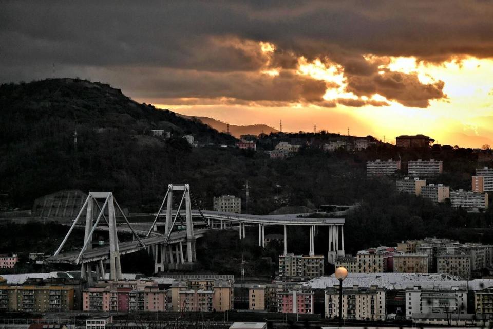 Demolición del puente de la tragedia en Génova. (Selección de La Nación)