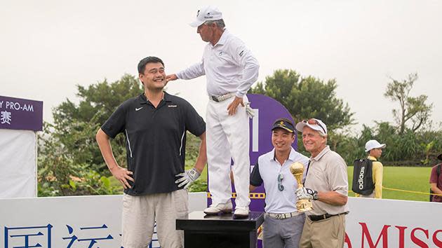 Yao Ming towers over Gary Player