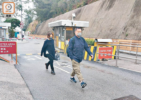 壹傳媒兩高層昨到赤柱監獄探望黎智英。（趙瑞麟攝）