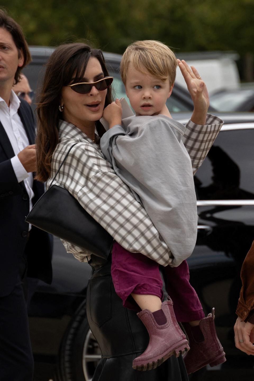 Emily Ratajowski aperçu avec son fils à la Fashion Week de Paris