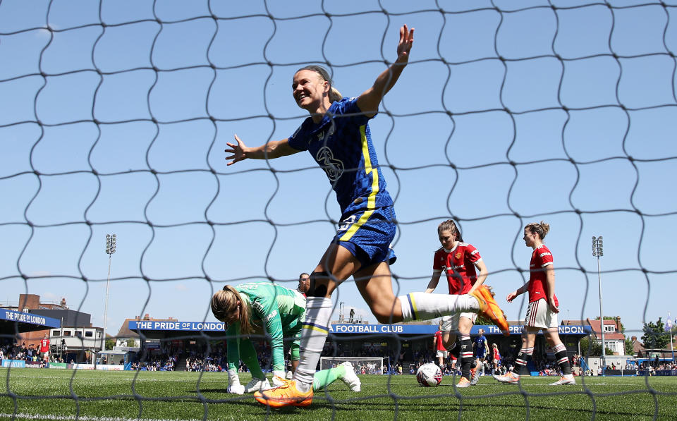 Pernille Harder celebra después de que Sam Kerr de Chelsea (no en la foto) anota el cuarto gol de sus lados durante el partido de la Superliga Femenina Barclays FA entre Chelsea y Manchester United en mayo de 2022. (Foto: Naomi Baker a través de Getty Images)