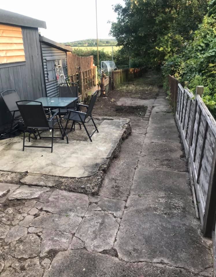 The view of the garden before. (Supplied Latestdeals.co.uk)