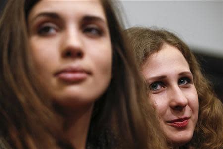Maria Alyokhina (R) and Nadezhda Tolokonnikova, members of Russian punk rock band Pussy Riot, attend a news conference before the Amnesty International Bringing Human Rights Home concert in New York February 5, 2014. REUTERS/Shannon Stapleton