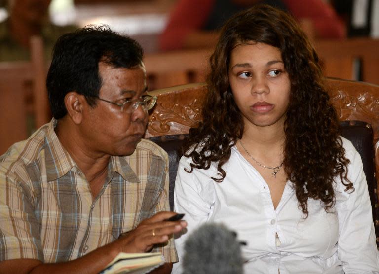 Heather Mack of the US (R) attends court in Denpasar on the resort island of Bali on April 21, 2015 to hear the verdict in her trial for assisting in the murder of her mother