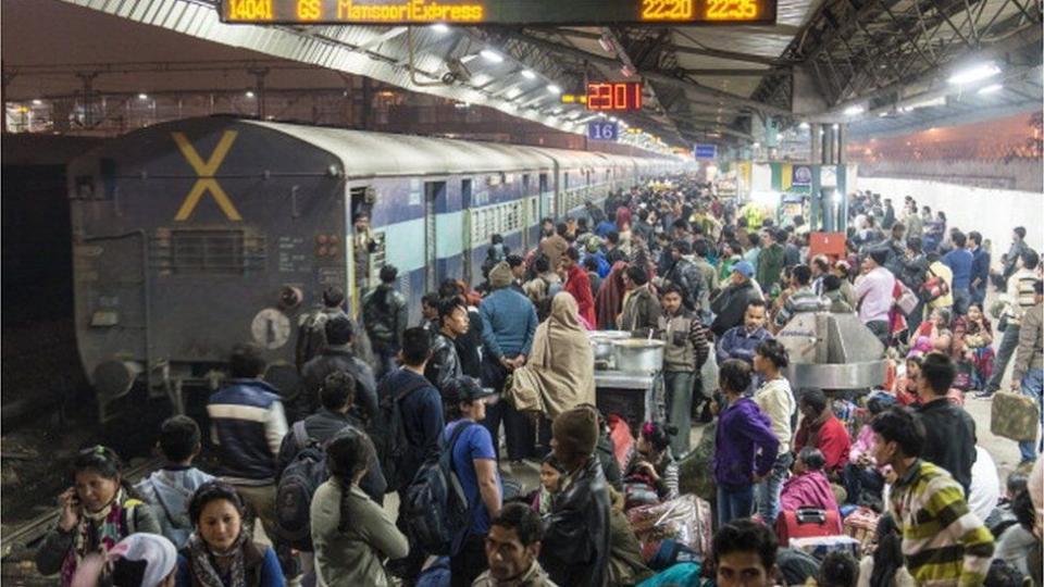 Estación de trenes en India colmada de personas.