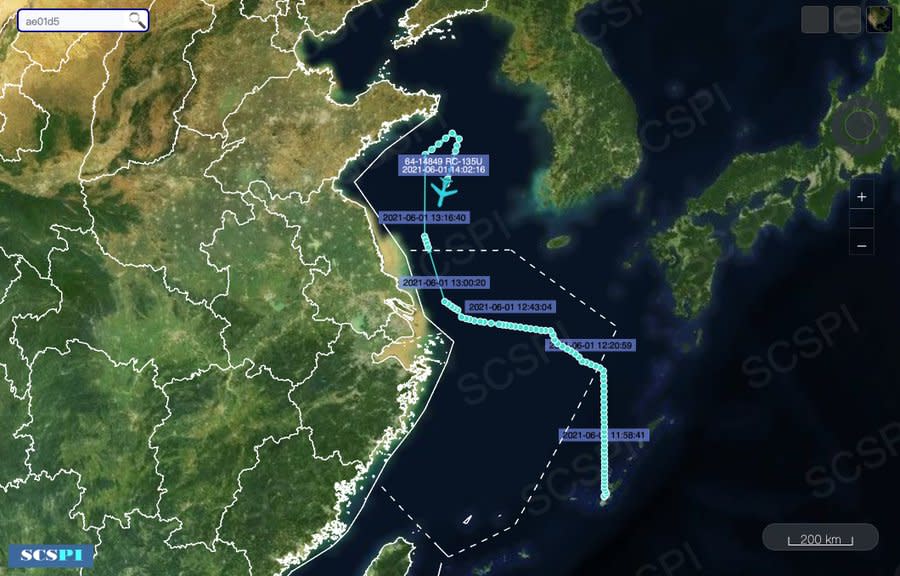 美軍RC-135U電偵機，1日以貼近中國東方海岸線進行抵近偵察。   圖：翻攝SCS Probing Initiative推特