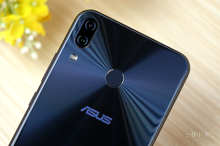 ASUS 華碩 ZenFone 5 開箱！體驗多項 AI 功能的超高佔比 6.2 吋 19:9 全螢幕智慧型手機，讓你輕鬆按輕鬆拍。越拍越懂你