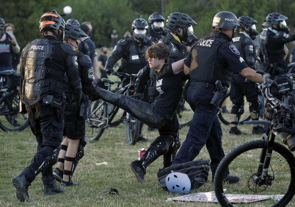 根據「西雅圖時報」（Seattle Times）引述警方報導，目前示威遊行中，有16人因涉嫌襲警、妨礙公務、拒不解散等罪名被捕。   圖：達志影像/美聯社