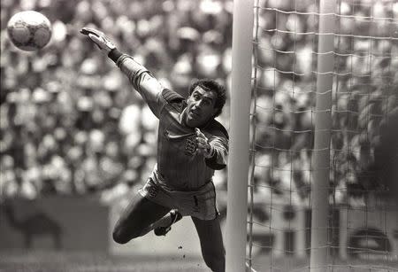 English goalkeeper, Peter Shilton reaches out and blocks a shot on goal by Argentina in the first half of the quarter final of the World Cup June 22, 1986. Argentina won 2-1 at Aztec Stadium in Mexico city. REUTERS/Gary Hershorn