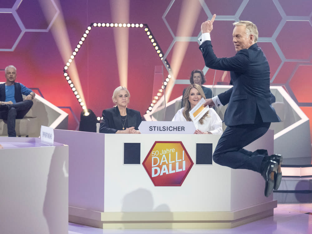 "50 Jahre Dalli Dalli - die große Jubiläumsshow": Caro Daur und Frauke Ludowig staunen über den legendären Sprung von Moderator B. Kerner - im Hintergrund sind Michael Mittermeier und Adele Neuhauser zu sehen. (Bild: ZDF und ZDF/Sascha Baumann)