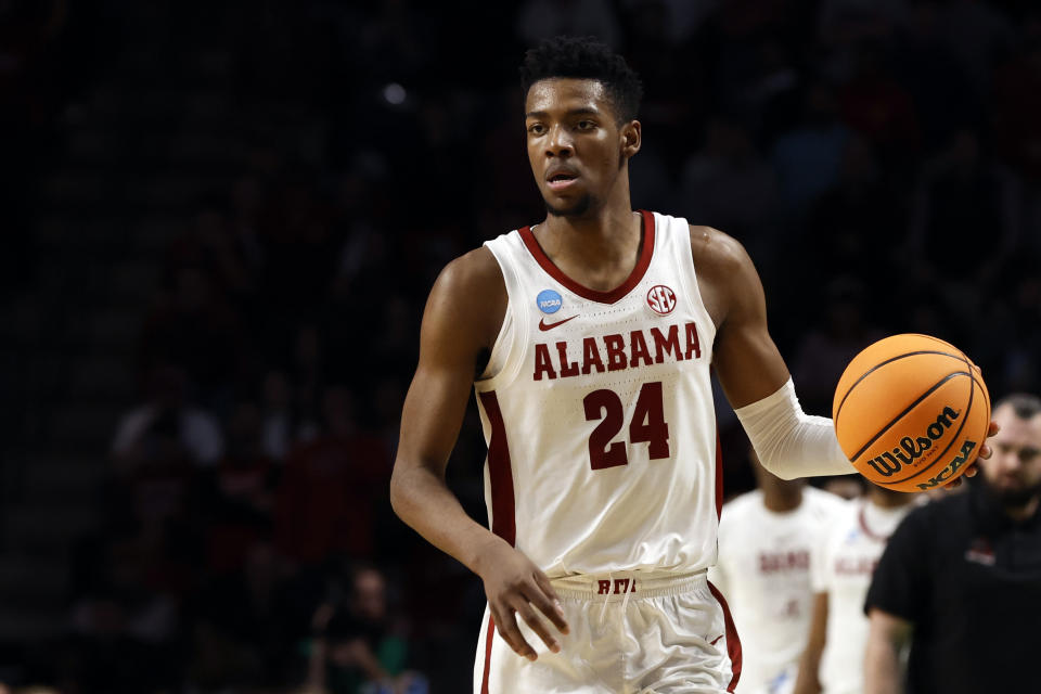 Pemain depan Alabama Brandon Miller (24) menggiring bola di paruh pertama pertandingan bola basket perguruan tinggi putaran kedua melawan Maryland di Turnamen NCAA di Birmingham, Alabama, Sabtu, 18 Maret 2023. (AP Photo/Butch Dill)