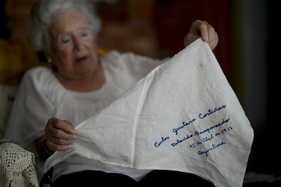 Nora Cortinas, de 94 años, sostiene un pañuelo que lleva el nombre de su hijo desaparecido Gustavo mientras posa para un retrato en las afueras de Buenos Aires, Argentina, el lunes 29 de enero de 2024. Cortinas se convirtió en una de muchas madres cuyos hijos fueron secuestrados por el Estado, dando origen a lo que hoy es la organización de derechos humanos Madres de Plaza de Mayo. (AP Foto/Natacha Pisarenko)