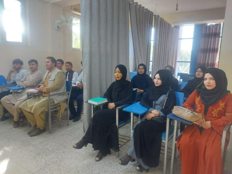 阿富汗首都喀布爾的阿維森納大學（Avicenna University）在塔利班新規下6日開課，顯示男女生雖同處一間教室卻用布簾隔開 。圖片來源：REUTERS
