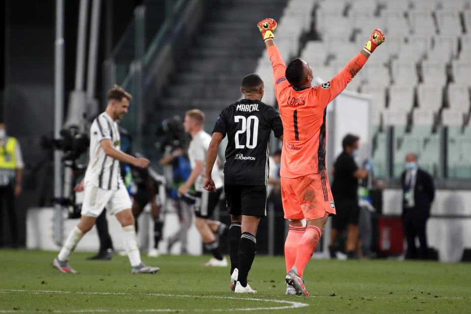 el portero portugués del Lyon Anthony Lopes celebra que su equipo avanza a los cuartos de final al superar a la Juventus el viernes 7 de agosto del 2020 en Turín, Italia. El Lyon enfrentará al Manchester City en la siguiente ronda que se realizará en Lisboa. (AP Photo/Antonio Calanni)