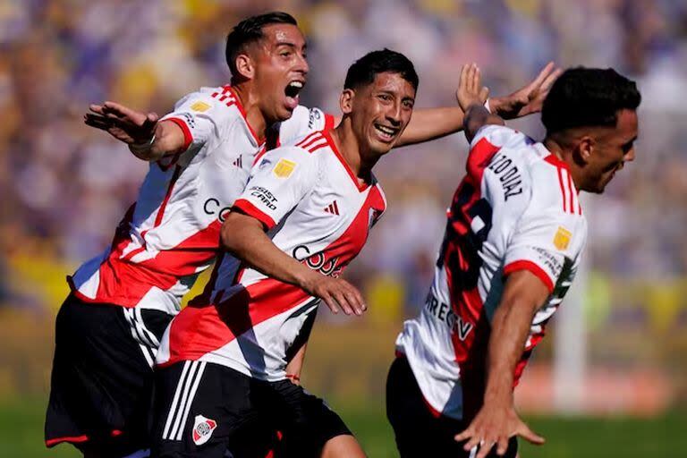 El lateral izquierdo de River, Enzo Díaz, festeja su gol ante Boca, en la Bombonera; lo sigue Aliendro; se trata de dos valores que habían tenido una influencia positiva en el primer semestre de 2023