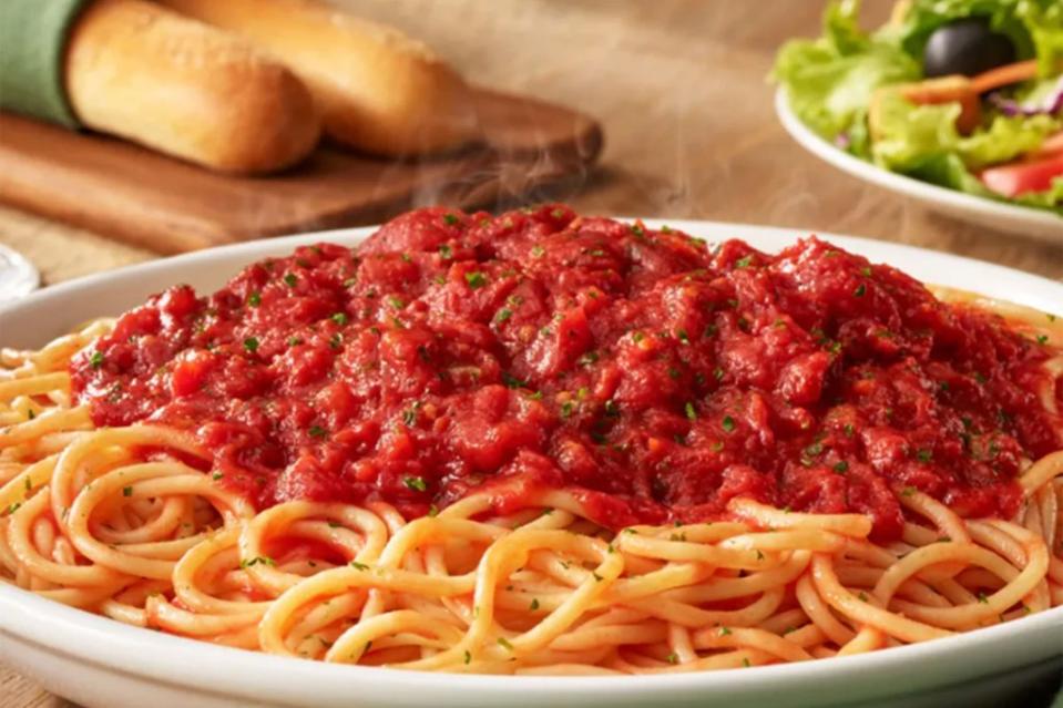 The restaurant’s big portion of spaghetti marinara is the healthiest pasta dish on the menu. Olive Garden