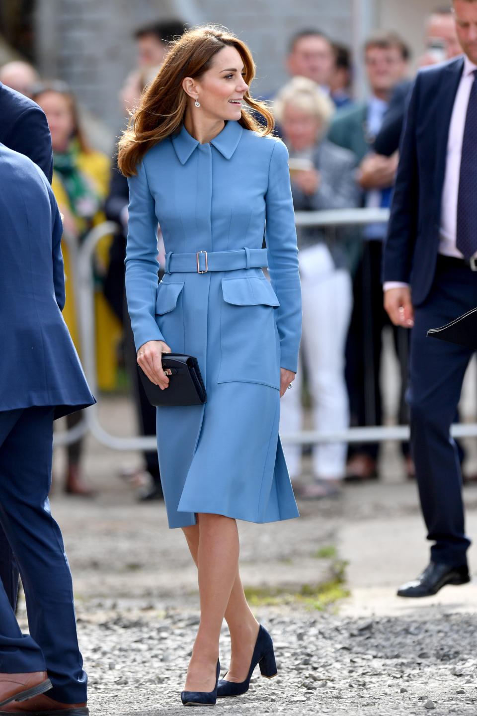 Die Herzogin von Cambridge entschied sich in Birkenhead für ihr taubenblaues Alexander McQueen Mantelkleid. Foto: Getty Images