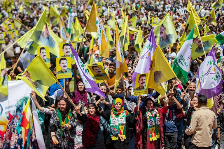 Miles de kurdos sirios protestan en Qamishli, en el noreste de Siria, el 10 de mayo de 2023 contra el presidente turco Recep Tayyip Erdogan, en una muestra de apoyo a la oposición en las próximas elecciones turcas que se celebrarán el domingo.