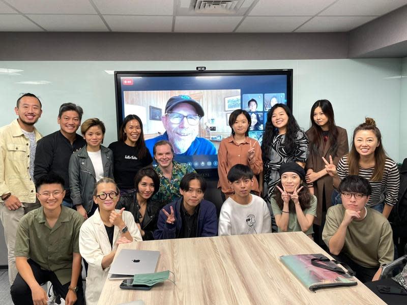 好萊塢大導朗霍華受邀為「EMERGE華語原創內容開發計畫」的入選編劇團隊開課，與他們遠端做劇本討論。（文策院提供）