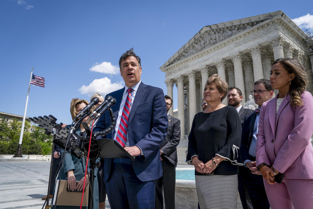 El procurador general de Idaho, Raúl Labrador, habla afuera de la Corte Suprema en Washington, el miércoles 24 de abril de 2024. (Haiyun Jiang/The New York Times)