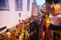 <p>Narren feiern bei der Carmelitas „Bloco“ Straßenparty während des Karnevals am 24. Februar 2017 in Rio de Janeiro, Brasilien. (Bild: Mario Tama/Getty Images) </p>