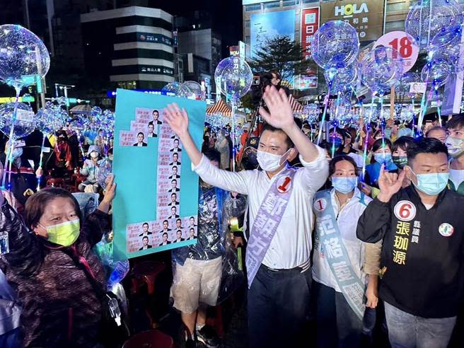 竹北市長候選人鄭朝方已舉辦團結之夜，現場民眾高舉氣球，場面感人。（鄭朝方團隊提供／邱立雅竹縣傳真）