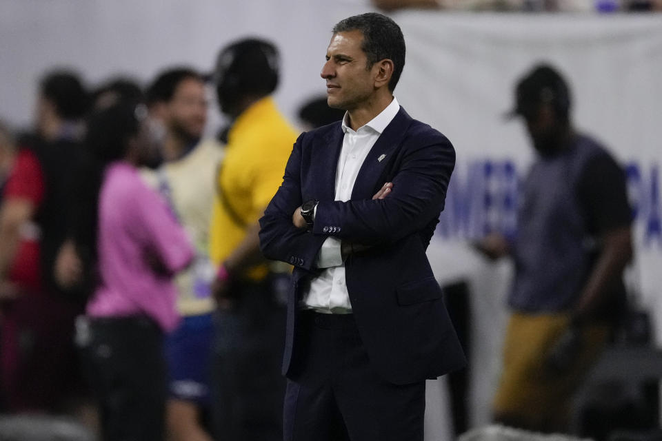 El entrenador de Mexico Jaime Lozano observa desde un costado de la cancha el partido ante Jamaica por la Copa América, en Houston, el sábado 22 de junio de 2024. (AP Foto/Kevin M. Cox)