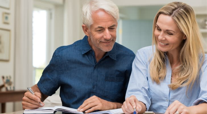 A couple looking at annuities with a bonus