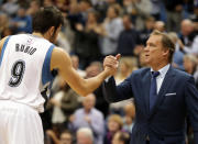 Una de las personas que más le ayudó en esa etapa fue su técnico en los Wolves, Flip Saunders, que falleció el 25 de octubre de 2015 a causa de la enfermedad de Hodgkin. “Fue un día duro. Y pensé en mamá. Para entonces, su cáncer había vuelto. Estaba bien, pero daba miedo pensar en ello tras lo de Flip... La última vez que lo había visto, no sabía que su estado era tan malo”, cuenta Ricky en su carta. (Foto: Jim Mone / AP).