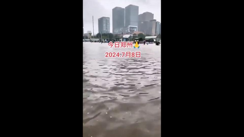  鄭州再次傳出淹水的災情。 圖：擷取自 @DXDWX999 X 分享影片 