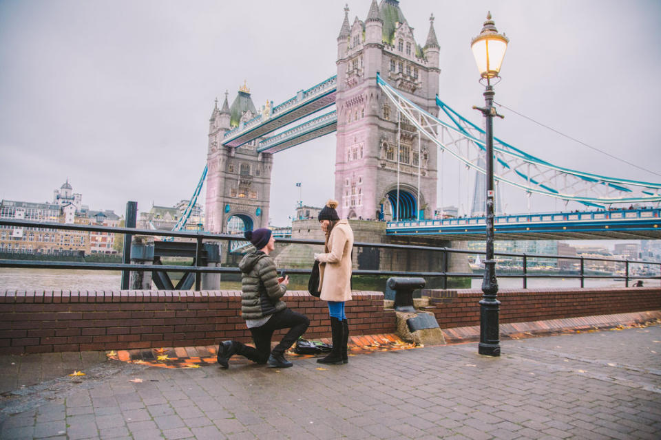 <p>At London Bridge, one man proposed beneath the streetlamp, a charming scene no romantic can resist. </p><p><em>Via <a rel="nofollow noopener" href="https://urldefense.proofpoint.com/v2/url?u=http-3A__www.flemingphoto.co.uk_&d=DwMFAg&c=B73tqXN8Ec0ocRmZHMCntw&r=1SKxxQCjta-pWEjaI7W4C1a9YhNhSr750SSHCTkjllE&m=kZjinu6XP9O9VVXGiGjvo227RHVPjvUu522yzIapbeQ&s=Sb1kjuXNp-2RZmcmjQlXAPvGZIpgdgskh3w6lr4Iysg&e=" target="_blank" data-ylk="slk:Lexi Fleming;elm:context_link;itc:0;sec:content-canvas" class="link ">Lexi Fleming</a> and <a rel="nofollow noopener" href="http://www.smashingtheglass.com/" target="_blank" data-ylk="slk:Smashing The Glass;elm:context_link;itc:0;sec:content-canvas" class="link ">Smashing The Glass</a></em><br></p>