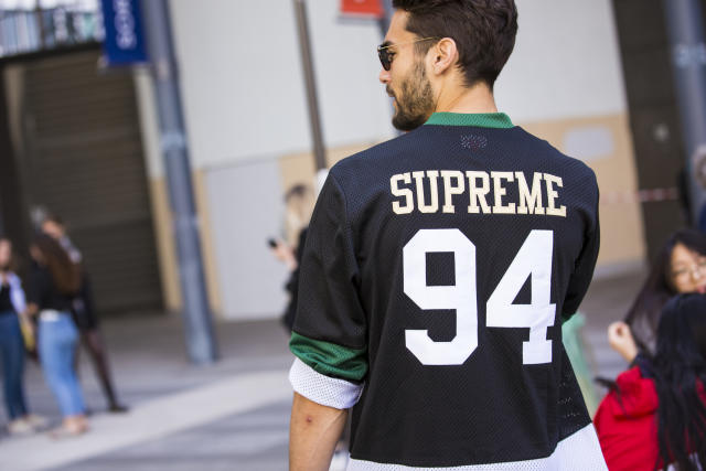 Supreme': un está a punto volverse millonario a su colección de camisetas de marca