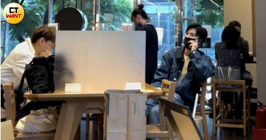 王子（右）與邱宇辰被直擊在台北市內湖區的咖啡店殺時間。（圖／本刊攝影組）
